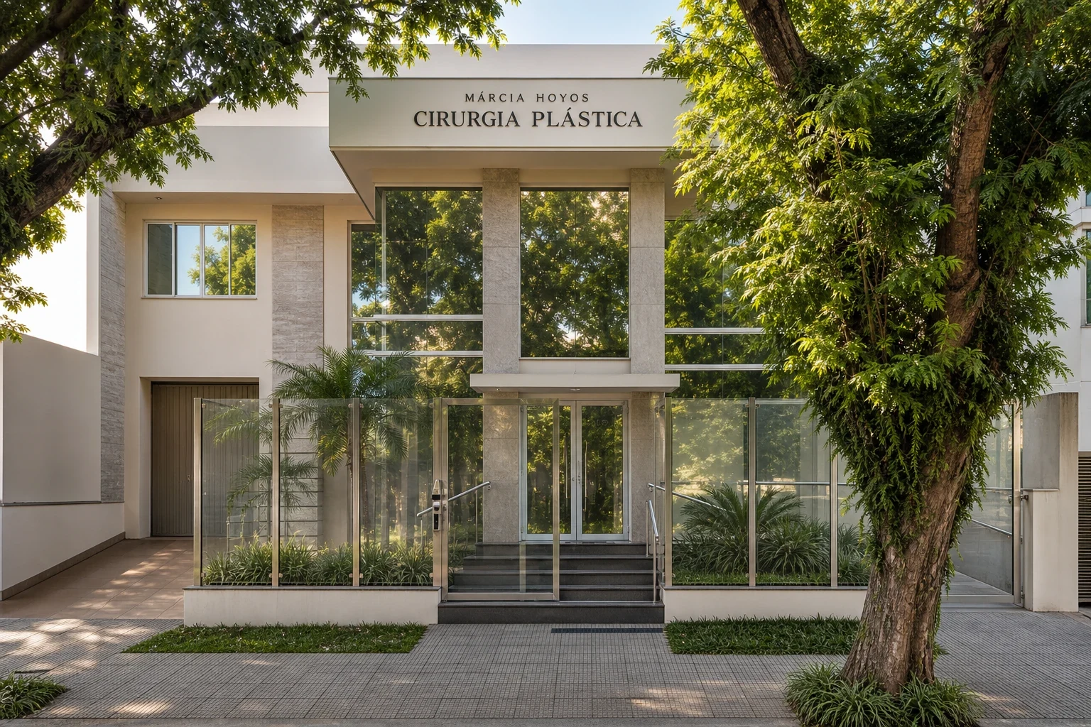 Fachada da clínica Márcia Hoyos Cirurgia Plástica, vista de frente entre árvores
