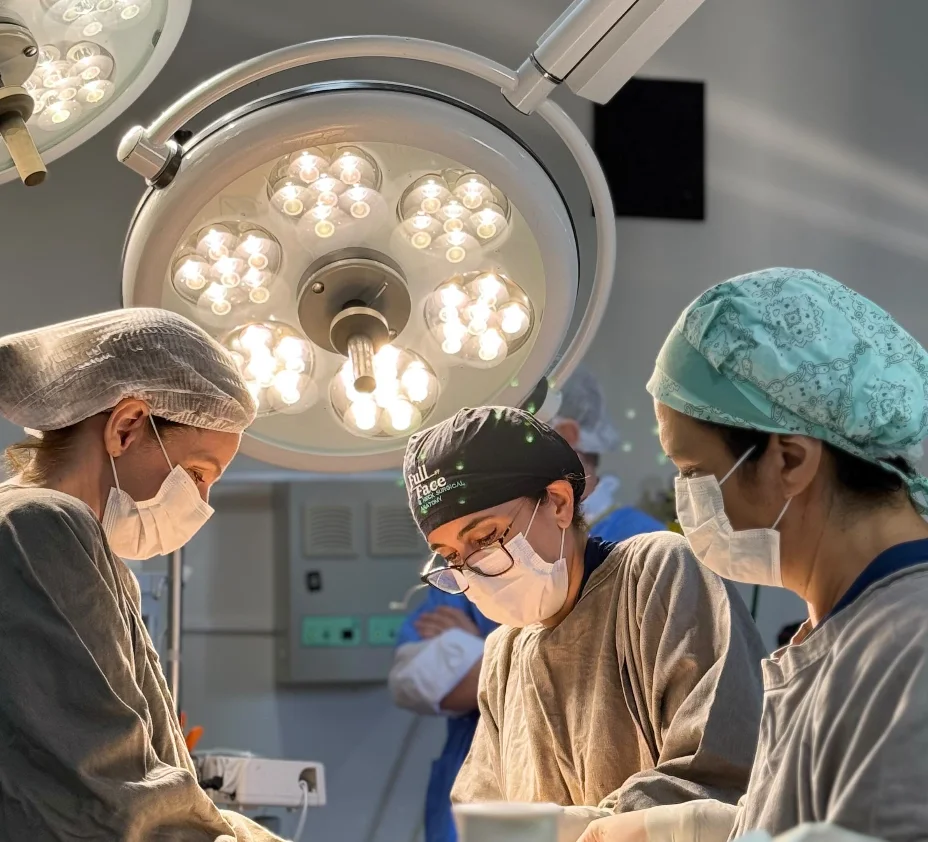 Dra. Márcia Hoyos e equipe durante um procedimento no centro cirúrgico