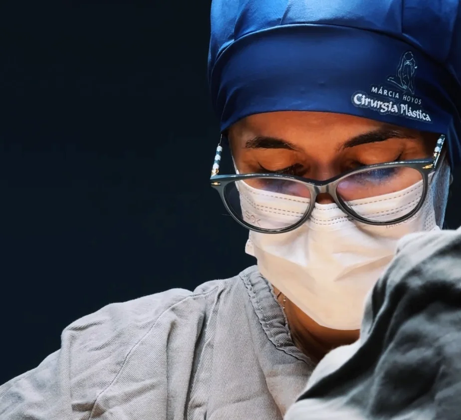 Dra. Márcia Hoyos concentrada durante um procedimento cirúrgico
